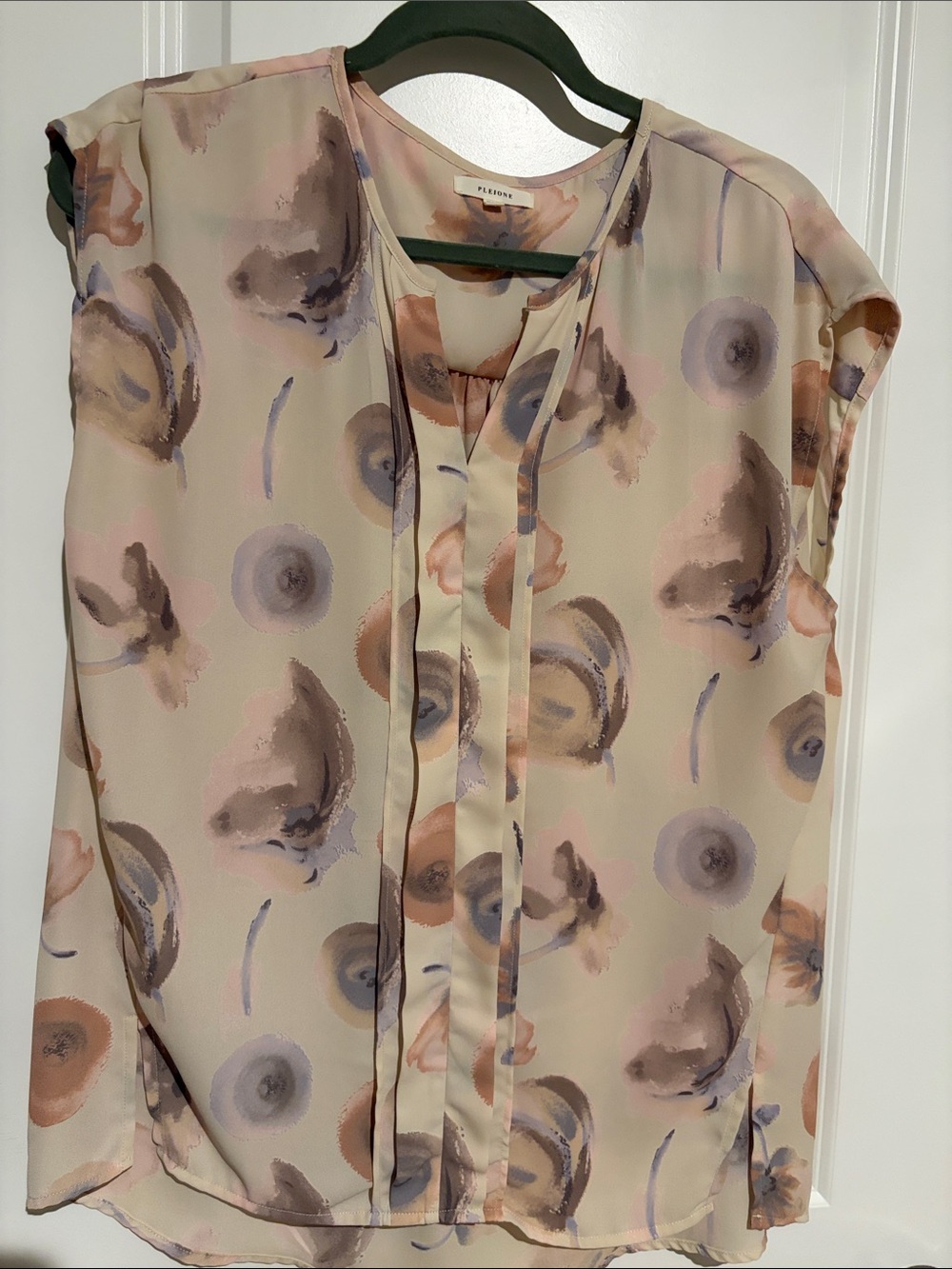 Pleione Watercolor Cap-Sleeve Floral Blouse in Cream, Taupe & Mauve